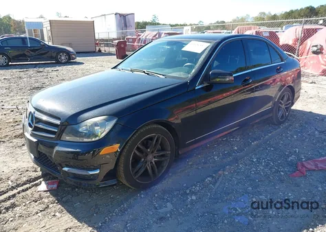 2014 Mercedes-Benz C 250 Sport z USA, uszkodzony, nr VIN WDDGF4HBXEA962906